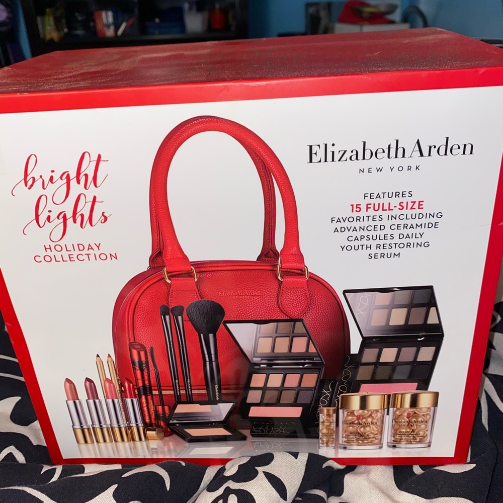 ELIZABETH ARDEN HOLIDAY SET